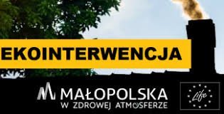Obraz przedstawiający napis "Ekointerwencja" oraz logo "Małopolska w zdrowej atmosferze". W tle widać dymiący komin.
