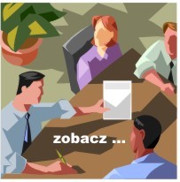 Obrazek przedstawiajacy czworo ludzi siedzących przy stole, na który przez jedną z osób kładziona jest dokumentacja papierowa